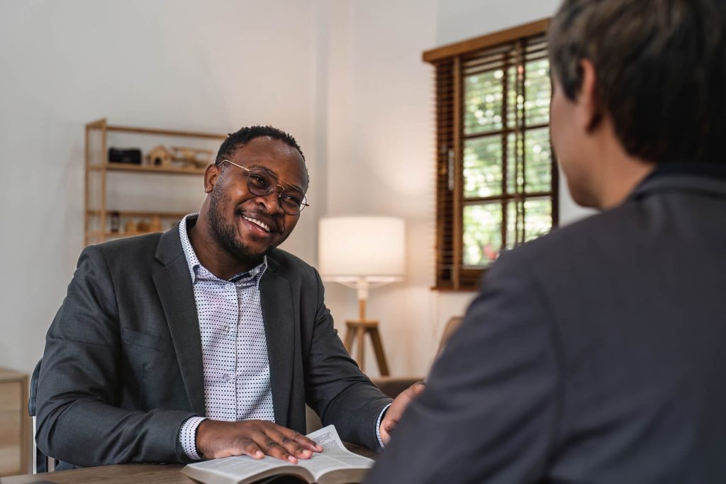 Business manager talks to a growth marketing freelancer.
