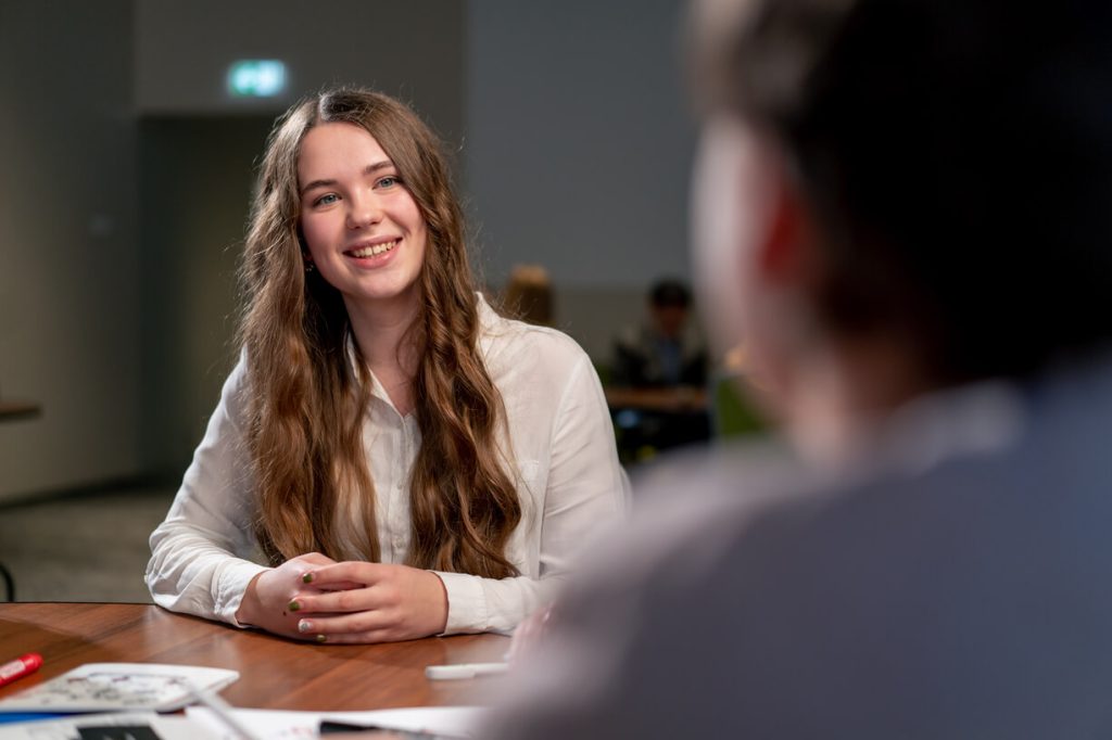 Young entrepreneur talks to a growth marketing strategist.