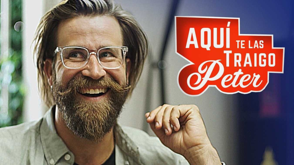 Peter Murphy Lewis beside the logo of his Chilean television show Aqui Te Las Traigo Peter