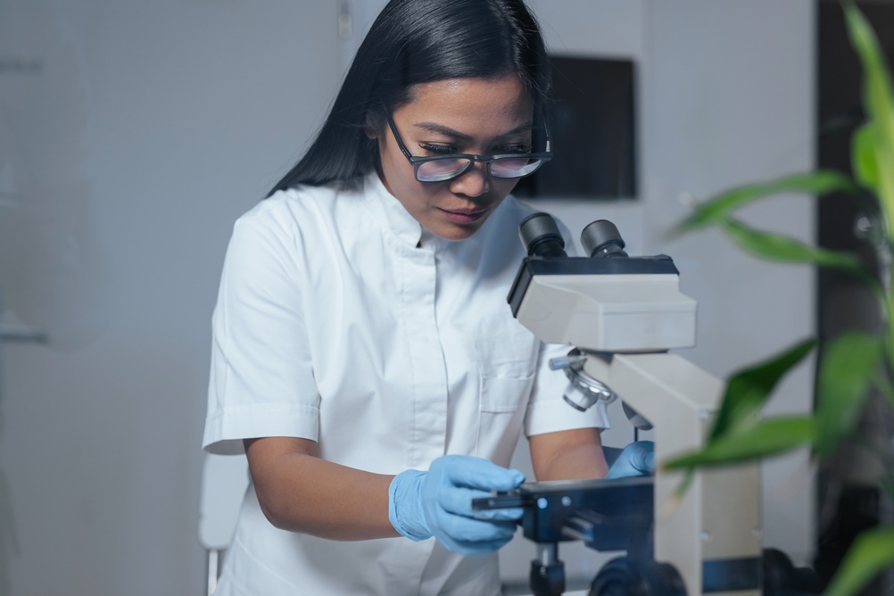 Scientist examining samples under a microscope in a laboratory, illustrating a healthcare content strategy built around credible research, expert knowledge and evidence-based communication.